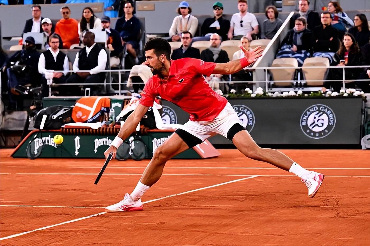 九游体育入口-德约科维奇回归赛场，惊险取胜首场状态亮眼，法国队观众沸腾！-九游体育入口