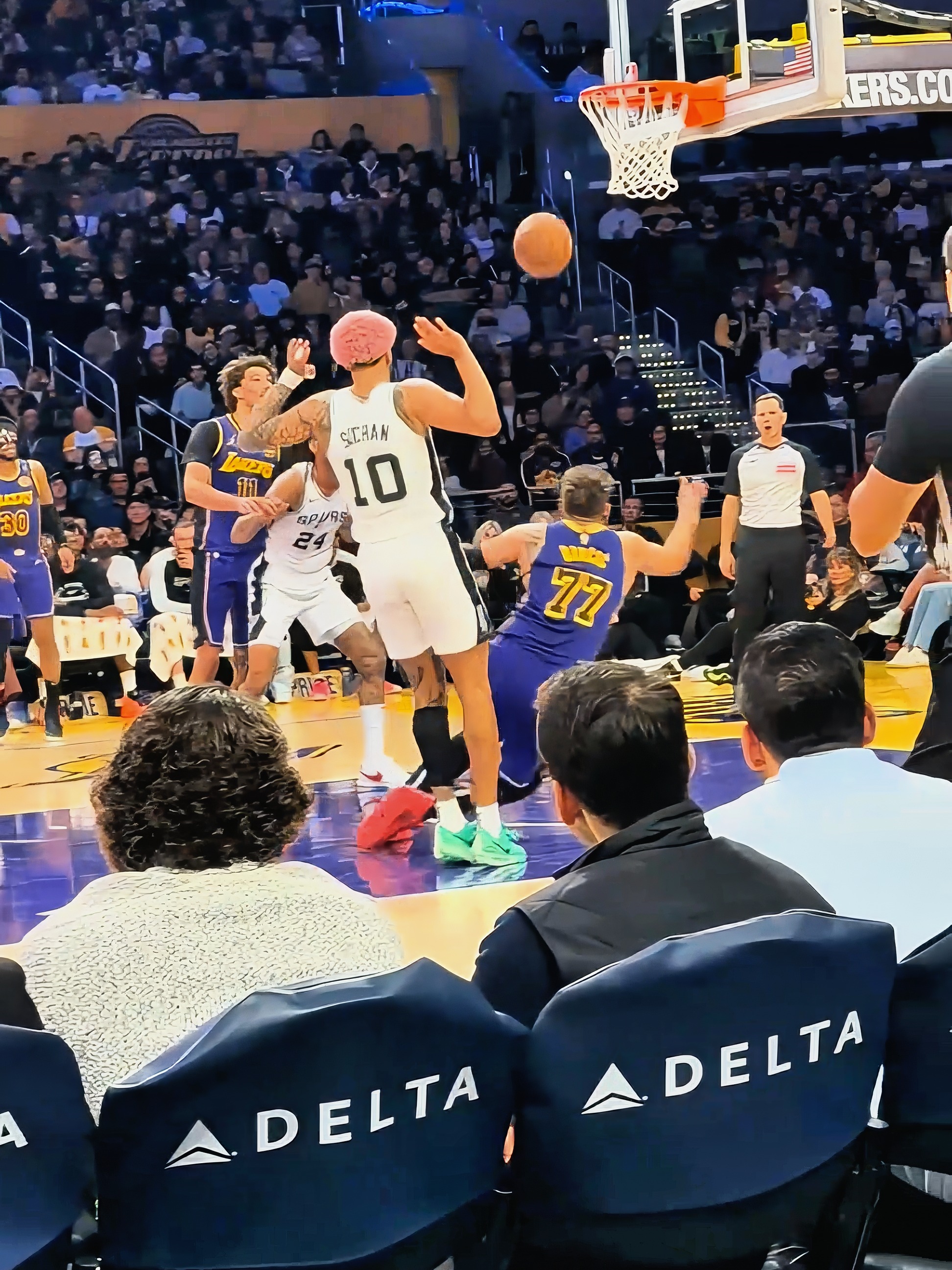 九游体育官网-东契奇意外战胜法国队，出色防守引爆全场！-九游体育官网